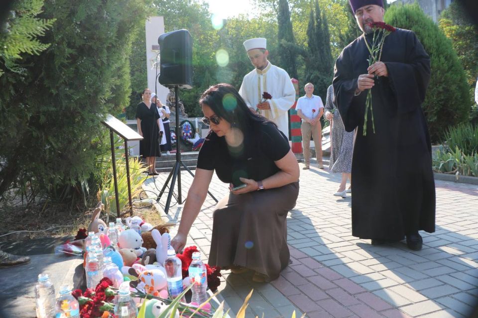 Ольга Урайкина: Сегодня на Аллее славы в городе Бахчисарай состоялся траурный митинг приуроченный ко Дню солидарности в борьбе с терроризмом Ольга Урайкина: Сегодня на Аллее славы в городе Бахчисарай состоялся траурный митинг приуроченный ко Дню солидарности в борьбе с терроризмом
