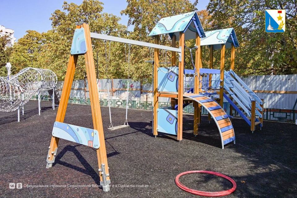 В сквере Севастопольских курсантов завершают обновление детской игровой площадки