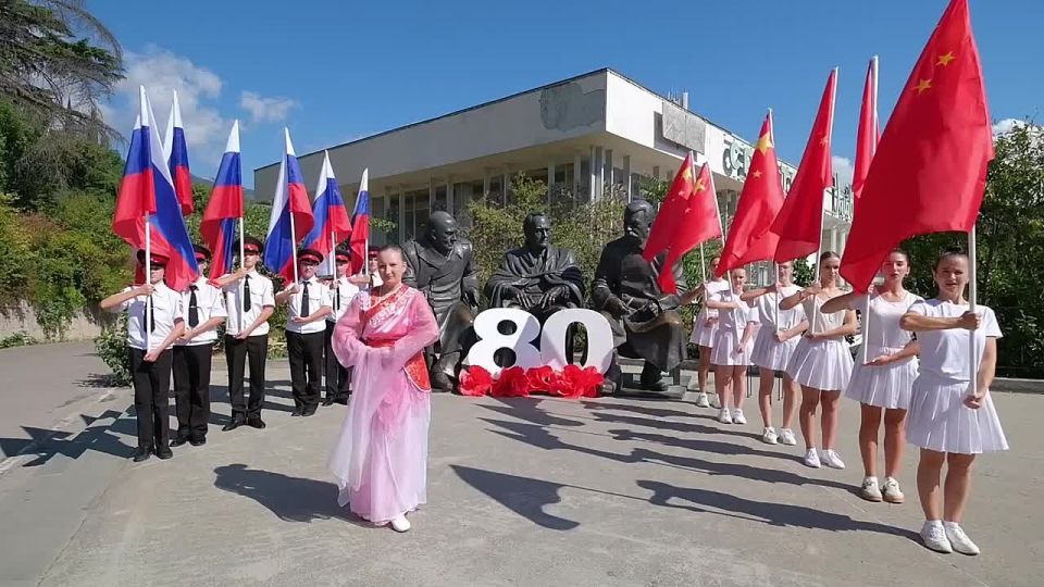 Флешмоб, приуроченный к празднованию общего для России и Китая Дня Победы над милитаристской Японией, прошёл на Южном берегу