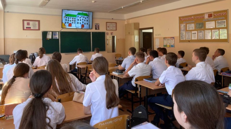 3 сентября в МБОУ «Школа-лицей №3 им. А. С. Макаренко» состоялись классные часы, приуроченные ко Дню солидарности в борьбе с терроризмом и памяти жертв трагедии в Беслане 3 сентября в МБОУ «Школа-лицей №3 им. А. С. Макаренко» состоялись классные часы, приуроченные ко Дню солидарности в борьбе с терроризмом и памяти жертв трагедии в Беслане