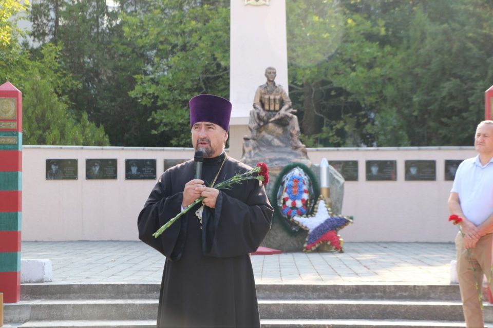Сегодня на Аллее славы в городе Бахчисарай прошёл траурный митинг, посвящённый Дню солидарности в борьбе с терроризмом Сегодня на Аллее славы в городе Бахчисарай прошёл траурный митинг, посвящённый Дню солидарности в борьбе с терроризмом