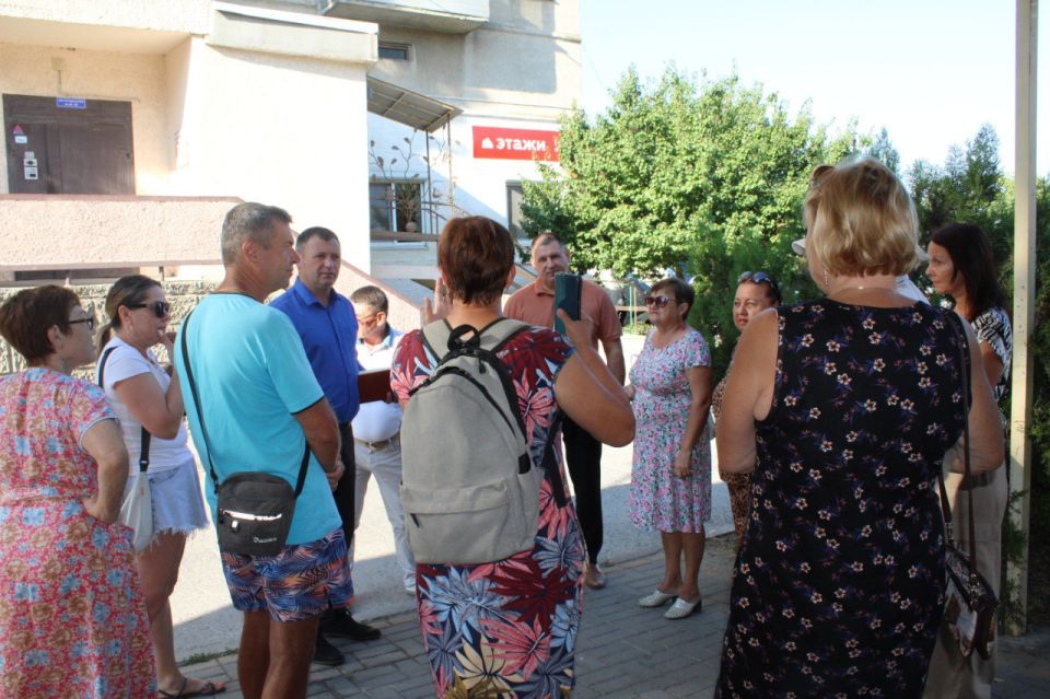 Игорь Крутьков: Провел встречу с жителями многоквартирных домов №19 и №21 в городе Щелкино Игорь Крутьков: Провел встречу с жителями многоквартирных домов №19 и №21 в городе Щелкино