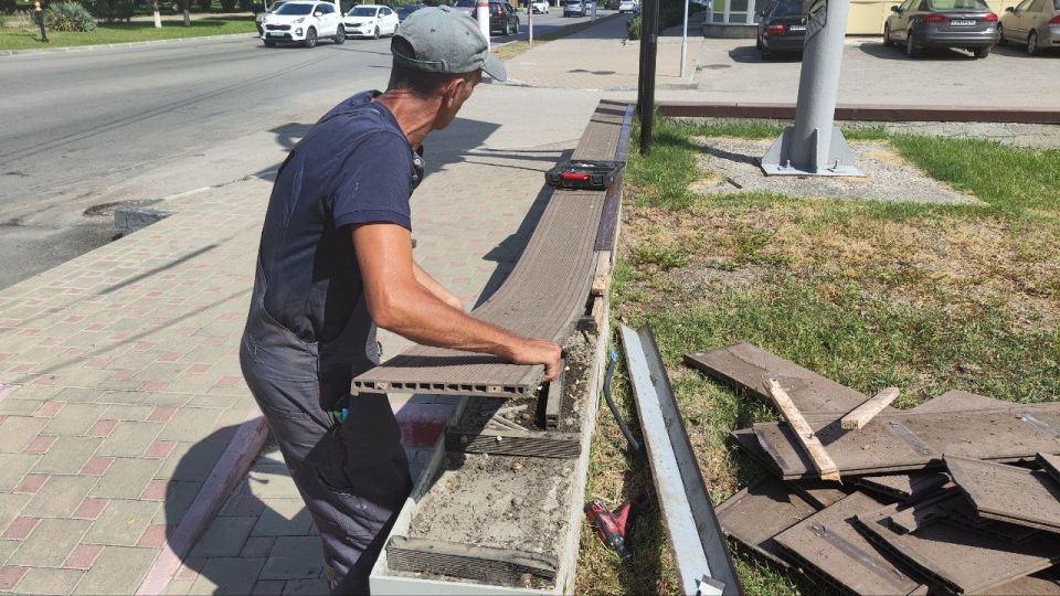 В сквере у Морского вокзала меняют верхние элементы подпорной стенки В сквере у Морского вокзала меняют верхние элементы подпорной стенки