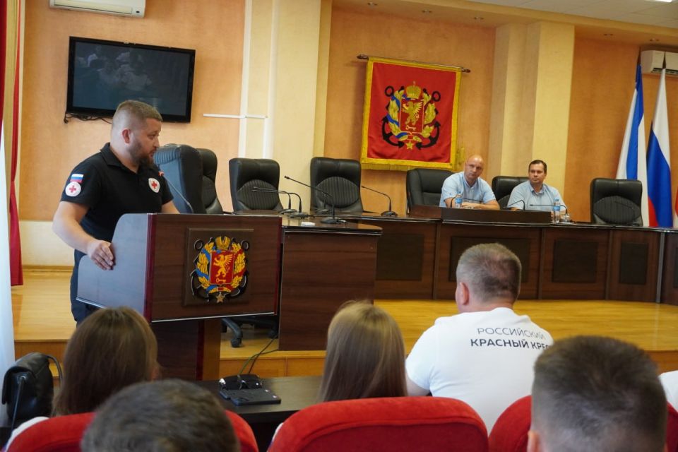 Глава администрации Олег Каторгин принял участие во встрече с сотрудниками «Российского Красного Креста», которые активно помогали в организации помощи стоящим в очереди на автоподходах к Крымскому мосту Глава администрации Олег Каторгин принял участие во встрече с сотрудниками «Российского Красного Креста», которые активно помогали в организации помощи стоящим в очереди на автоподходах к Крымскому мосту