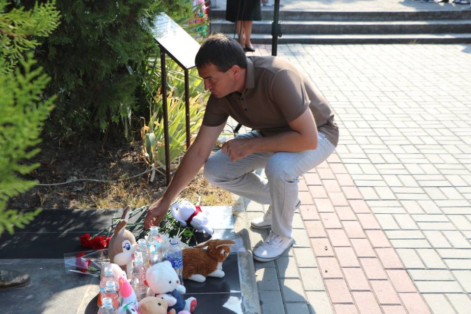 Ольга Урайкина: Сегодня на Аллее славы в городе Бахчисарай состоялся траурный митинг приуроченный ко Дню солидарности в борьбе с терроризмом Ольга Урайкина: Сегодня на Аллее славы в городе Бахчисарай состоялся траурный митинг приуроченный ко Дню солидарности в борьбе с терроризмом