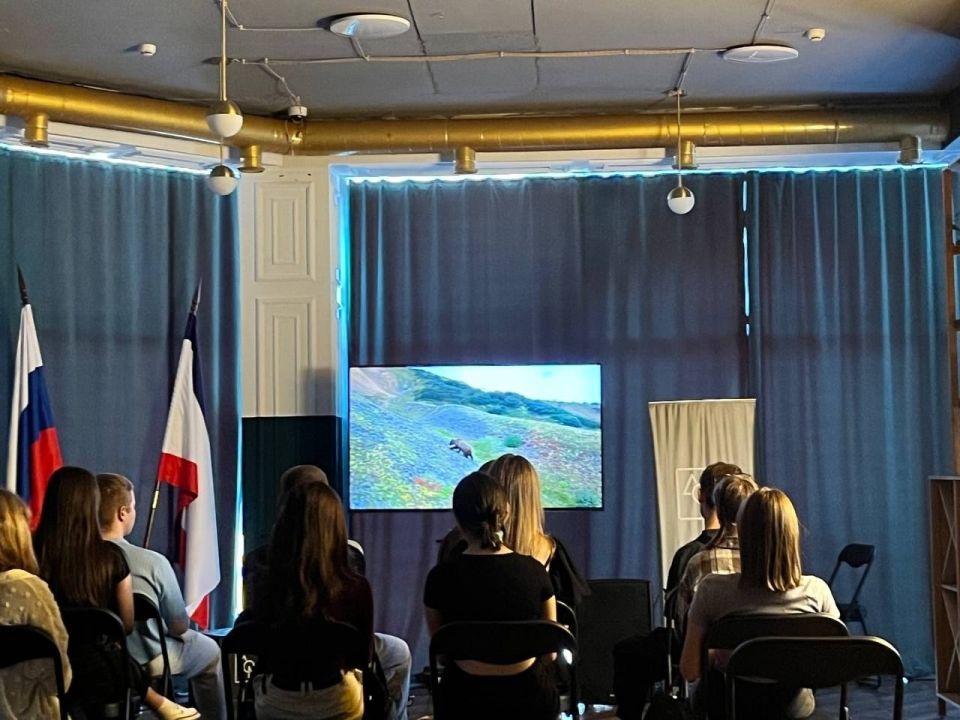 Показ премьерного документального фильма «Код доступа: Дальневосточная Победа» также организован Волонтерами Победы в Симферополе на площадке Дома Молодежи Показ премьерного документального фильма «Код доступа: Дальневосточная Победа» также организован Волонтерами Победы в Симферополе на площадке Дома Молодежи