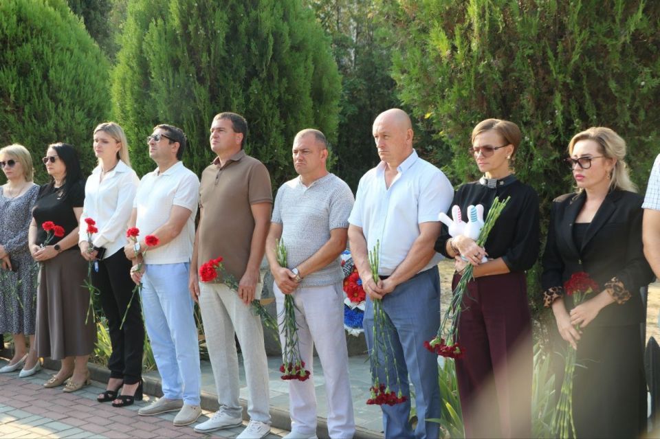 Сегодня на Аллее славы в городе Бахчисарай прошёл траурный митинг, посвящённый Дню солидарности в борьбе с терроризмом Сегодня на Аллее славы в городе Бахчисарай прошёл траурный митинг, посвящённый Дню солидарности в борьбе с терроризмом