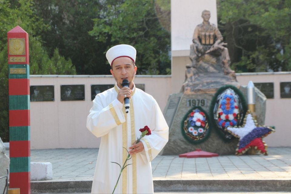 Сегодня на Аллее славы в городе Бахчисарай прошёл траурный митинг, посвящённый Дню солидарности в борьбе с терроризмом Сегодня на Аллее славы в городе Бахчисарай прошёл траурный митинг, посвящённый Дню солидарности в борьбе с терроризмом