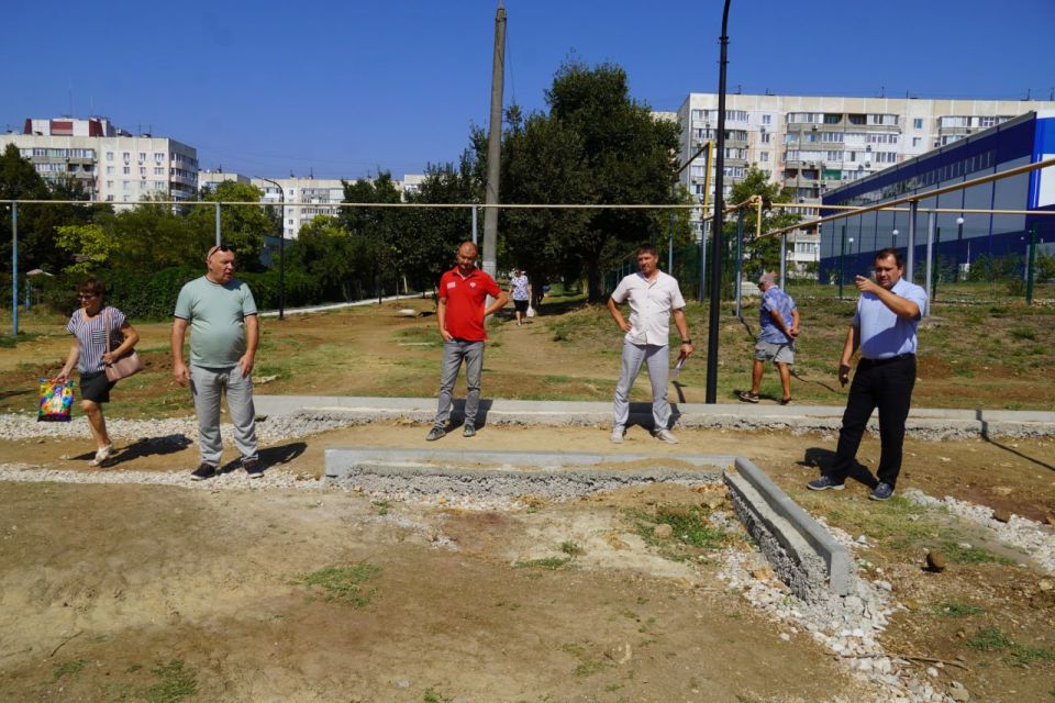 Глава администрации Керчи Олег Каторгин с представителями ФАУ «РосКапСтрой» проверил, как продвигается благоустройство аллеи от ул. Андрея Первозванного к школе №26 Глава администрации Керчи Олег Каторгин с представителями ФАУ «РосКапСтрой» проверил, как продвигается благоустройство аллеи от ул. Андрея Первозванного к школе №26