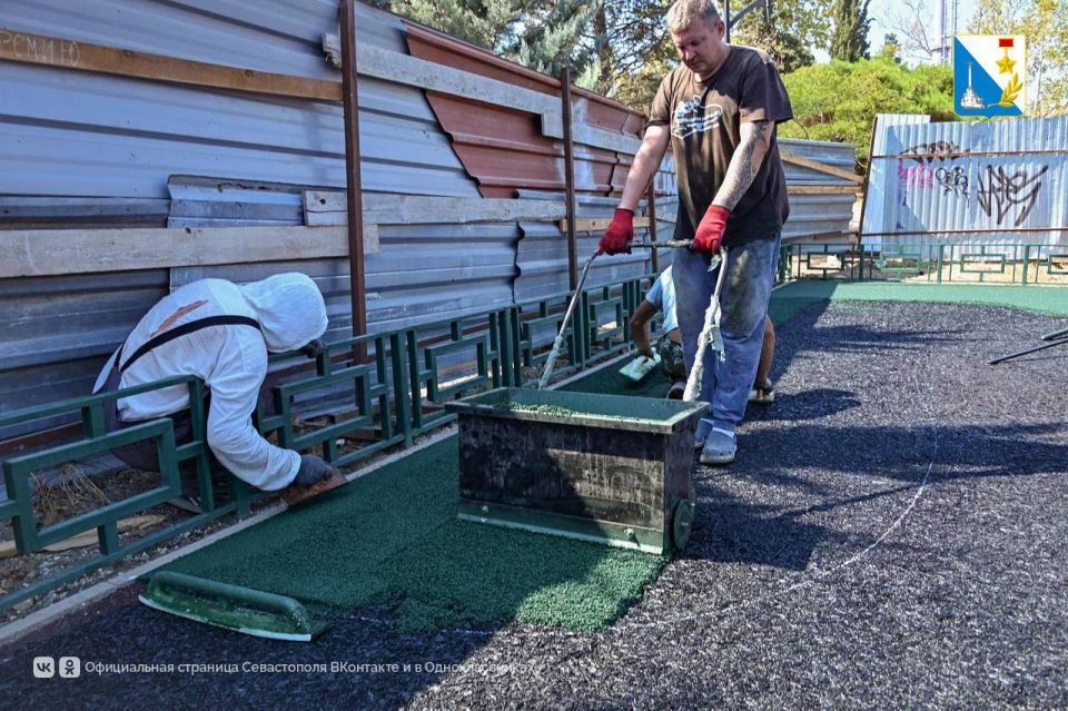 В сквере Севастопольских курсантов завершают обновление детской игровой площадки В сквере Севастопольских курсантов завершают обновление детской игровой площадки