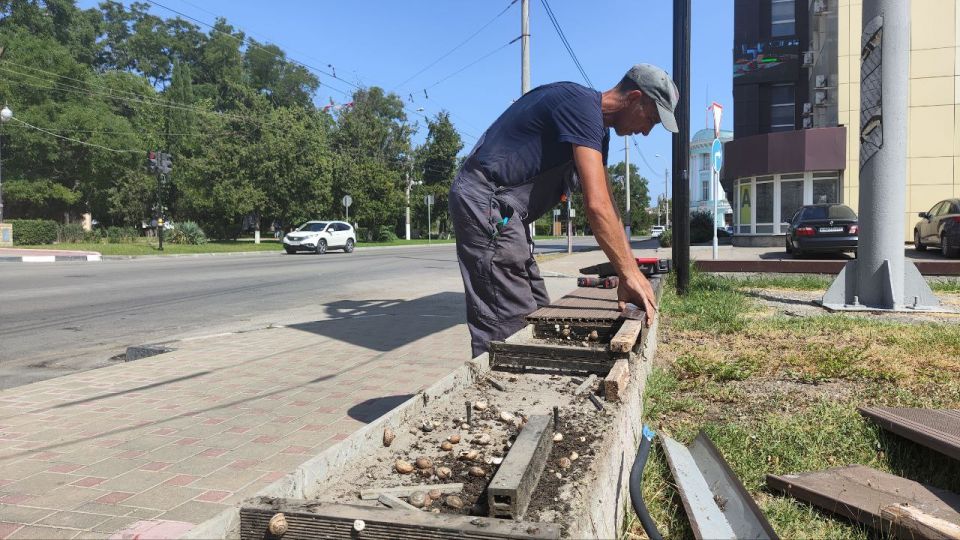 В сквере у Морского вокзала меняют верхние элементы подпорной стенки В сквере у Морского вокзала меняют верхние элементы подпорной стенки