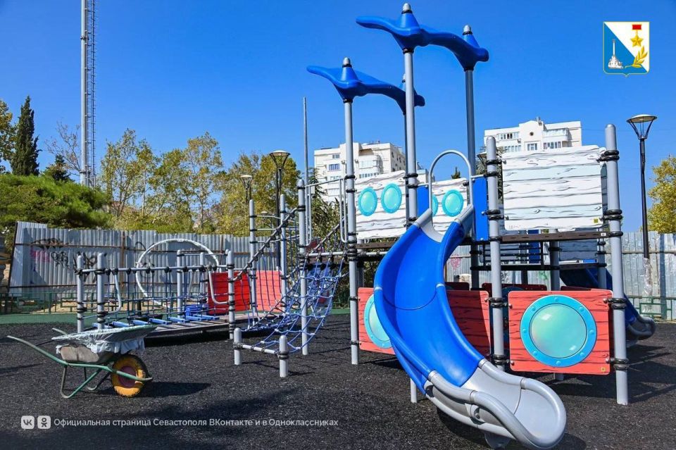 В сквере Севастопольских курсантов завершают обновление детской игровой площадки В сквере Севастопольских курсантов завершают обновление детской игровой площадки