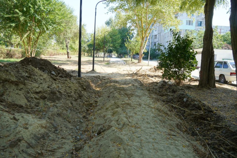 Глава администрации Керчи Олег Каторгин с представителями ФАУ «РосКапСтрой» проверил, как продвигается благоустройство аллеи от ул. Андрея Первозванного к школе №26 Глава администрации Керчи Олег Каторгин с представителями ФАУ «РосКапСтрой» проверил, как продвигается благоустройство аллеи от ул. Андрея Первозванного к школе №26