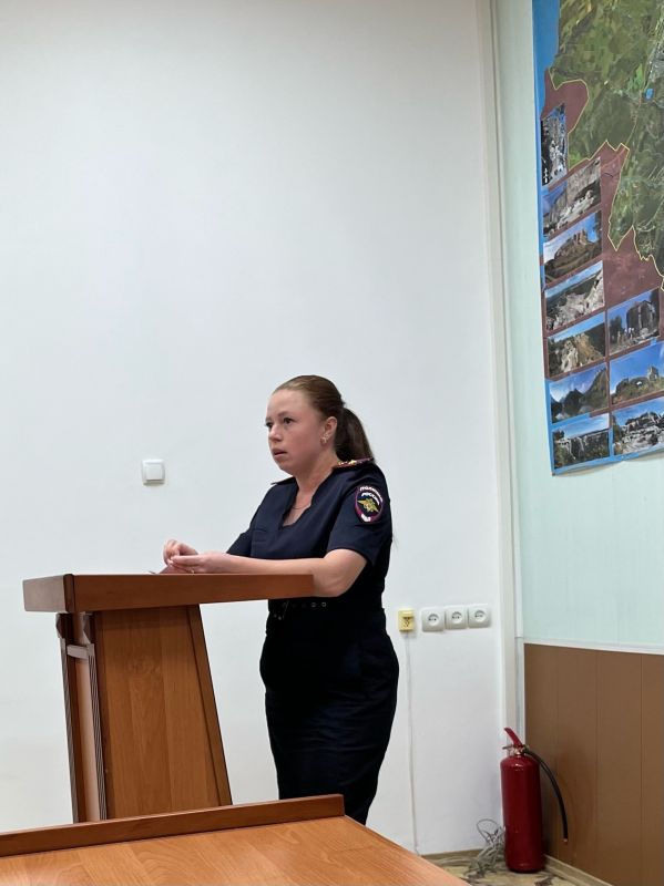27.08.2025 г. под руководством председателя Комиссии по делам несовершеннолетних и защите их прав в Бахчисарайском районе Падалко А.В. проведено заседание круглого стола на тему: «О профилактике безнадзорности и... 27.08.2025 г. под руководством председателя Комиссии по делам несовершеннолетних и защите их прав в Бахчисарайском районе Падалко А.В. проведено заседание круглого стола на тему: «О профилактике безнадзорности и...