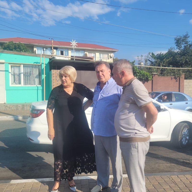 Галина Огнёва: Сегодня утром по обращению жителей улицы Ялтинской, посетила строящуюся детскую площадку в районе магазина «Яблоко»