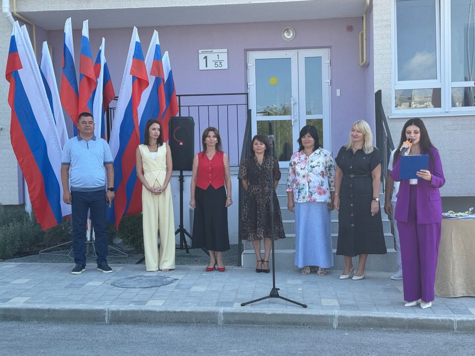 В Бахчисарае состоялось торжественное вручение ключей переселенцам из аварийного жилья В Бахчисарае состоялось торжественное вручение ключей переселенцам из аварийного жилья