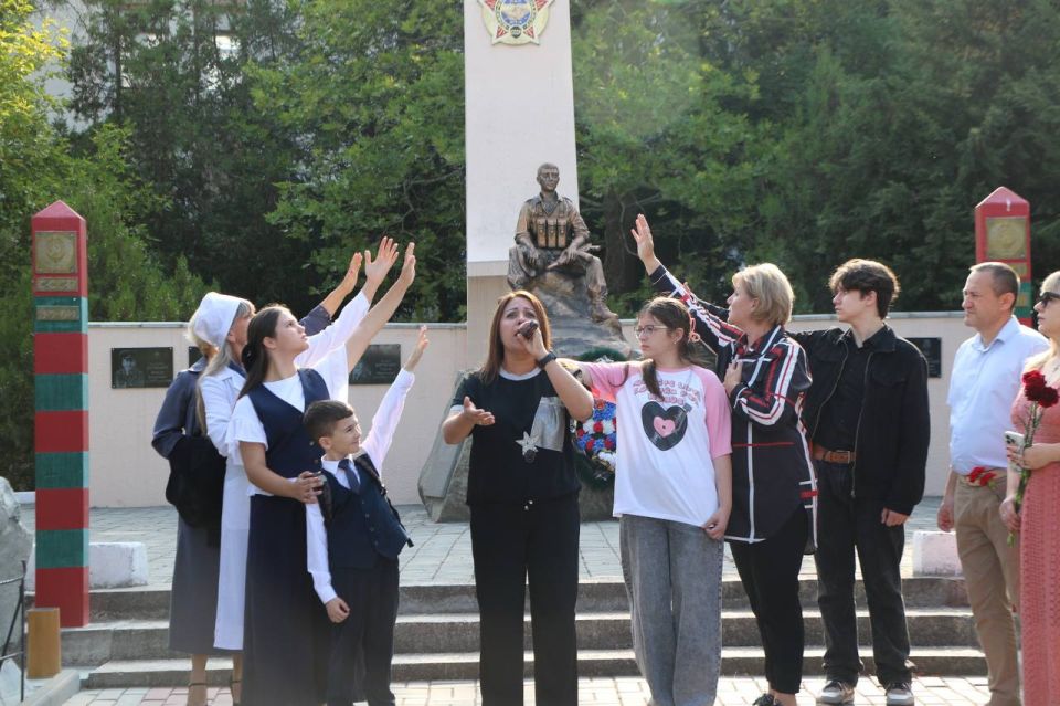 Ольга Урайкина: Сегодня на Аллее славы в городе Бахчисарай состоялся траурный митинг приуроченный ко Дню солидарности в борьбе с терроризмом Ольга Урайкина: Сегодня на Аллее славы в городе Бахчисарай состоялся траурный митинг приуроченный ко Дню солидарности в борьбе с терроризмом