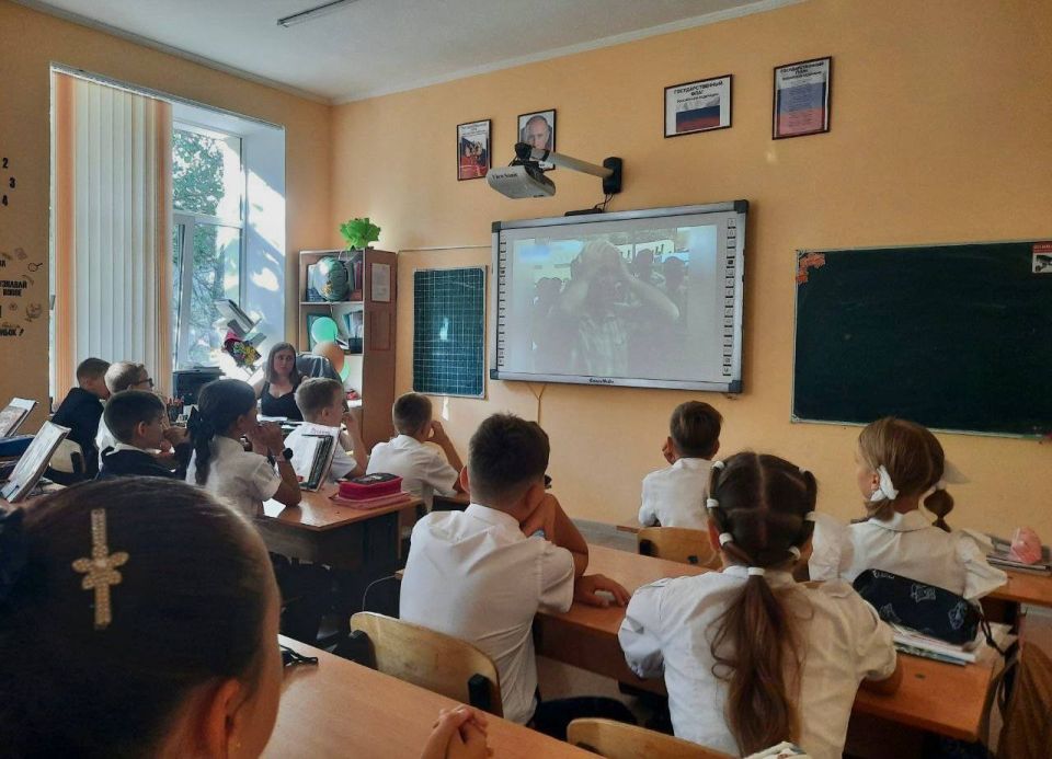 3 сентября в МБОУ «Школа-лицей №3 им. А. С. Макаренко» состоялись классные часы, приуроченные ко Дню солидарности в борьбе с терроризмом и памяти жертв трагедии в Беслане 3 сентября в МБОУ «Школа-лицей №3 им. А. С. Макаренко» состоялись классные часы, приуроченные ко Дню солидарности в борьбе с терроризмом и памяти жертв трагедии в Беслане