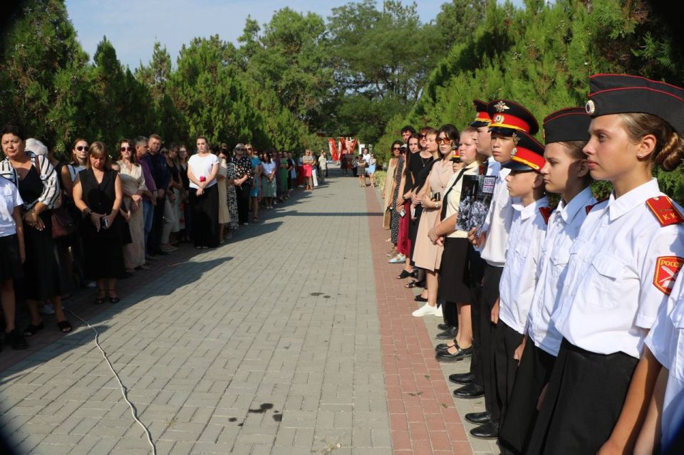 Ольга Урайкина: Сегодня на Аллее славы в городе Бахчисарай состоялся траурный митинг приуроченный ко Дню солидарности в борьбе с терроризмом Ольга Урайкина: Сегодня на Аллее славы в городе Бахчисарай состоялся траурный митинг приуроченный ко Дню солидарности в борьбе с терроризмом