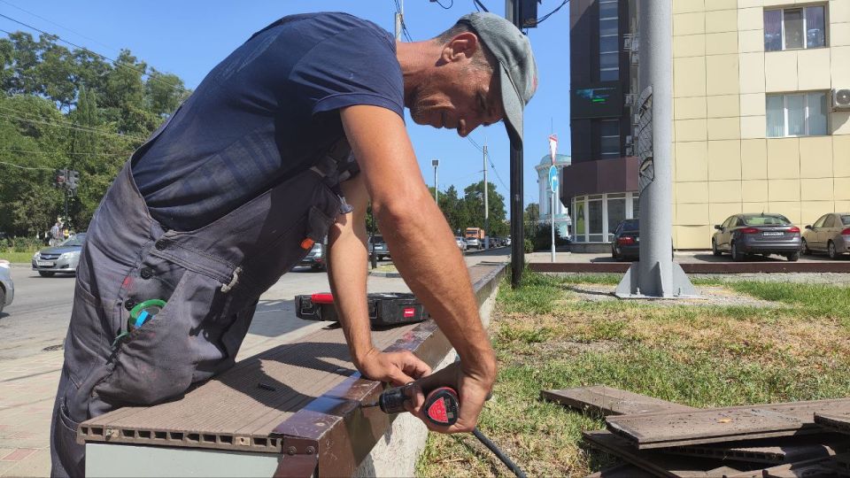 В сквере у Морского вокзала меняют верхние элементы подпорной стенки В сквере у Морского вокзала меняют верхние элементы подпорной стенки