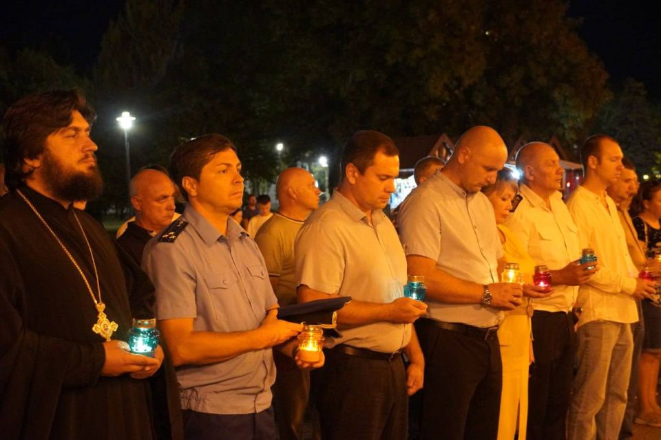 3 сентября, в День солидарности в борьбе с терроризмом, в Керчи зажгли свечи в память о тех, кто погиб в результате террористических актов 3 сентября, в День солидарности в борьбе с терроризмом, в Керчи зажгли свечи в память о тех, кто погиб в результате террористических актов