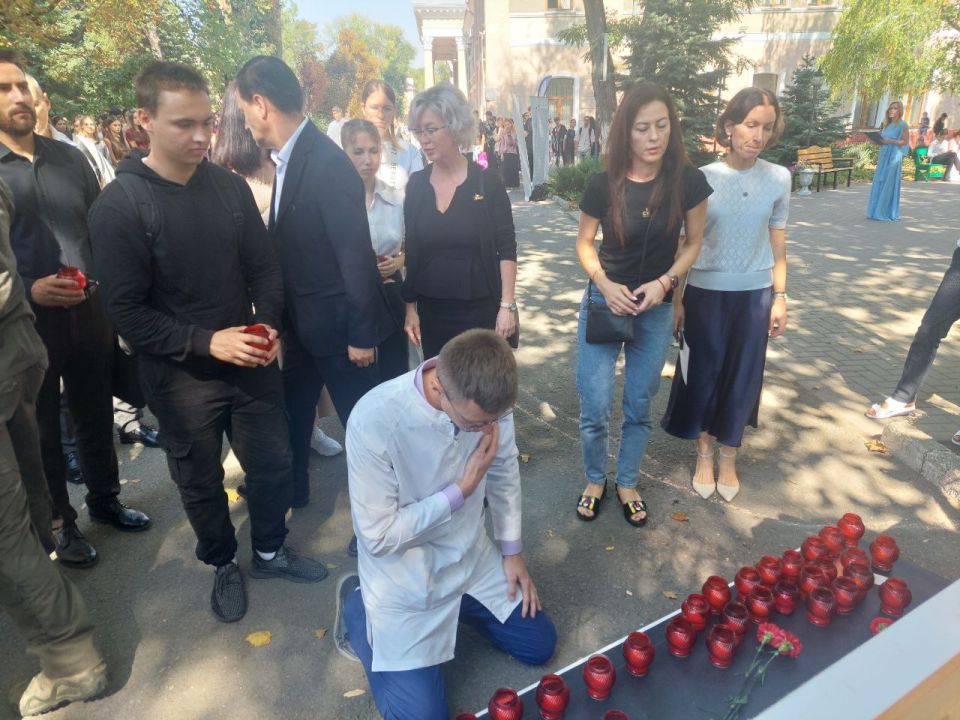В медицинском институте имени С.И. Георгиевского прошла траурная акция ко дню солидарности в борьбе с терроризмом В медицинском институте имени С.И. Георгиевского прошла траурная акция ко дню солидарности в борьбе с терроризмом