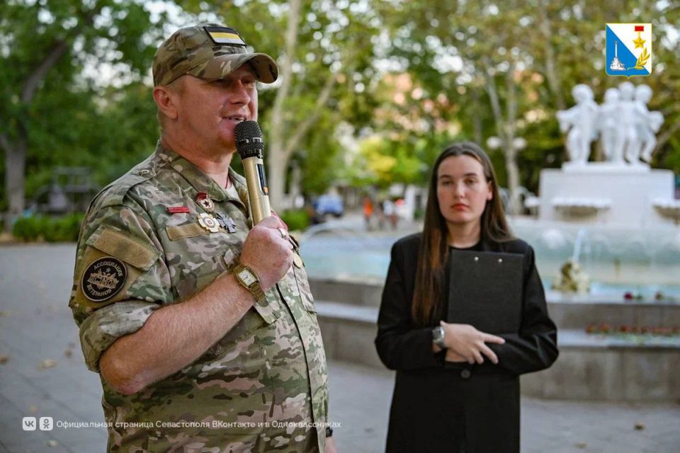 Помним. Севастопольцы почтили память погибших в Беслане минутой молчания и возложили цветы Помним. Севастопольцы почтили память погибших в Беслане минутой молчания и возложили цветы