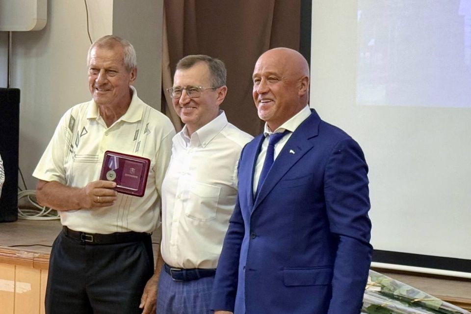 Валерий Коваленко поздравил коллектив «Крымгазсети» с профессиональным праздником Валерий Коваленко поздравил коллектив «Крымгазсети» с профессиональным праздником