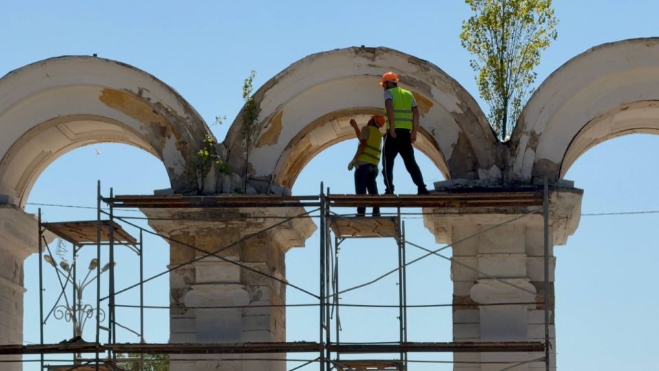 В Приморском парке приступили к ремонту арки В Приморском парке приступили к ремонту арки
