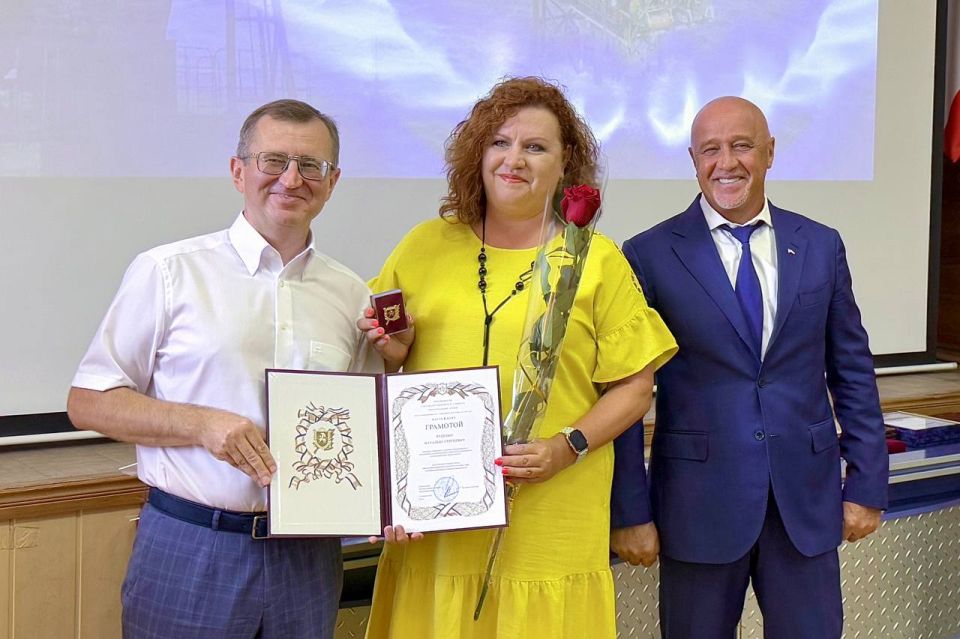Валерий Коваленко поздравил коллектив «Крымгазсети» с профессиональным праздником Валерий Коваленко поздравил коллектив «Крымгазсети» с профессиональным праздником