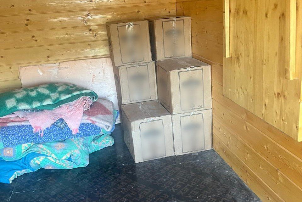 Около 1,5 тонны сомнительного спиртного изъяли полицейские у трёх жителей Республики Крым Около 1,5 тонны сомнительного спиртного изъяли полицейские у трёх жителей Республики Крым