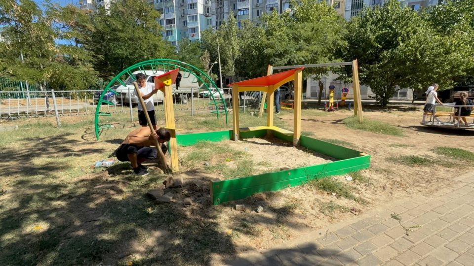 В Керчи приводят в порядок элементы детских и спортивных площадок на муниципальных территориях В Керчи приводят в порядок элементы детских и спортивных площадок на муниципальных территориях