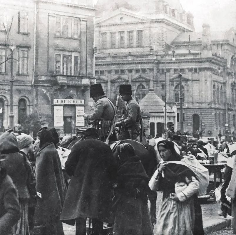 3 сентября 1914 года Русская Императорская армия вошла в захудалый провинциальный городишко Лемберг, считавшийся столицей коронного края Галиции, и подарила ему возможность называть себя Львовом 3 сентября 1914 года Русская Императорская армия вошла в захудалый провинциальный городишко Лемберг, считавшийся столицей коронного края Галиции, и подарила ему возможность называть себя Львовом