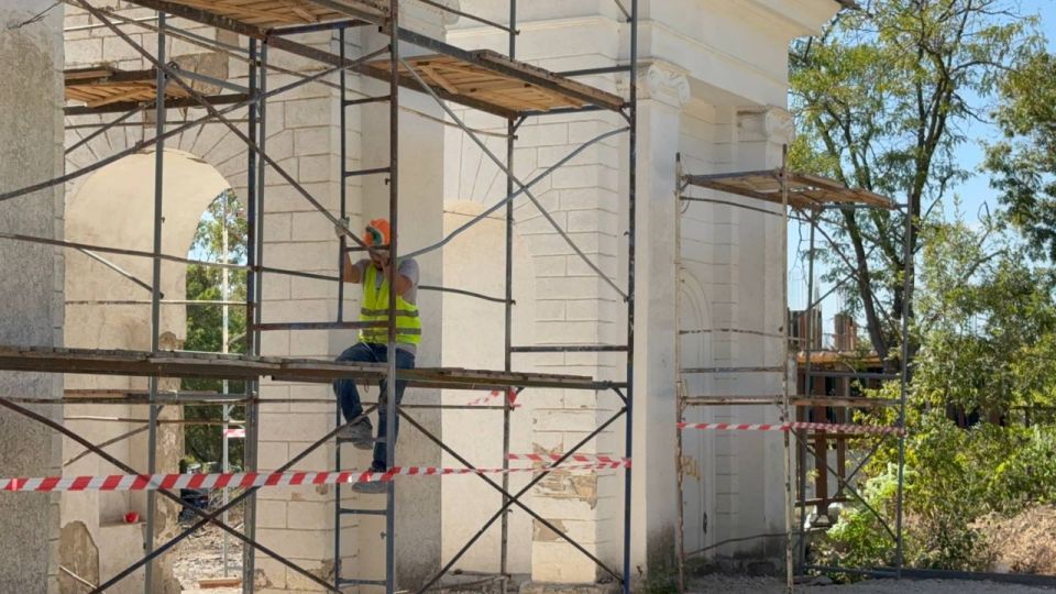 В Приморском парке приступили к ремонту арки В Приморском парке приступили к ремонту арки
