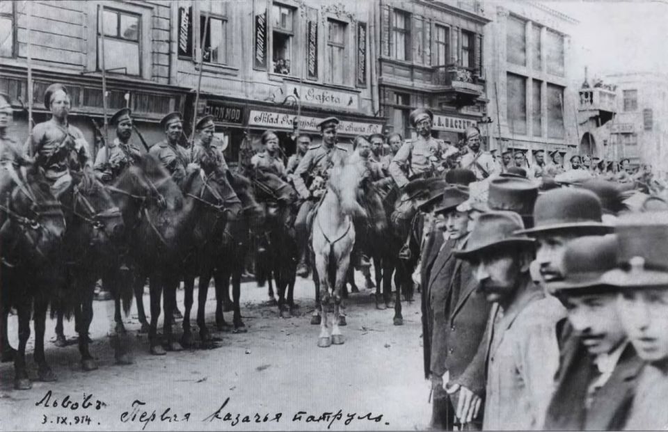 3 сентября 1914 года Русская Императорская армия вошла в захудалый провинциальный городишко Лемберг, считавшийся столицей коронного края Галиции, и подарила ему возможность называть себя Львовом 3 сентября 1914 года Русская Императорская армия вошла в захудалый провинциальный городишко Лемберг, считавшийся столицей коронного края Галиции, и подарила ему возможность называть себя Львовом
