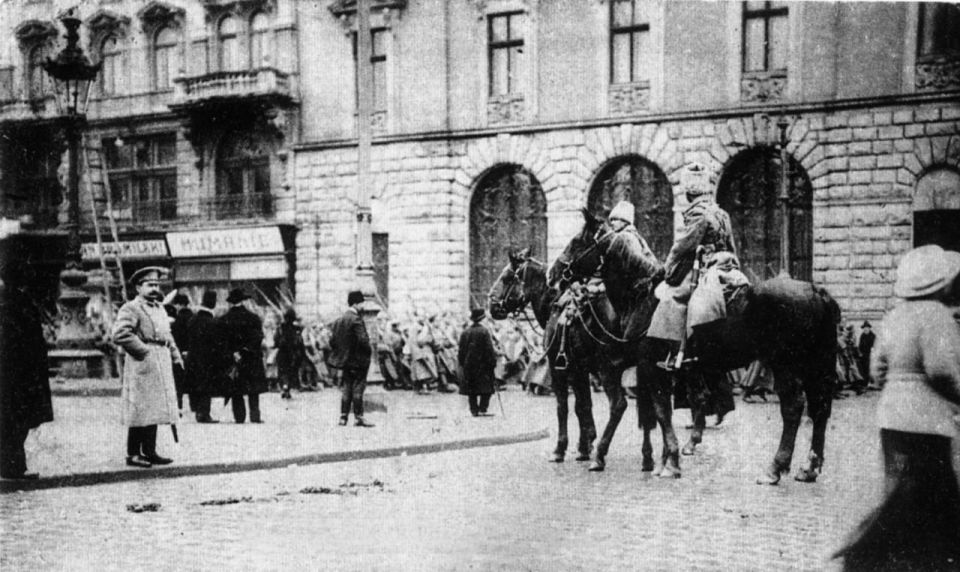 3 сентября 1914 года Русская Императорская армия вошла в захудалый провинциальный городишко Лемберг, считавшийся столицей коронного края Галиции, и подарила ему возможность называть себя Львовом 3 сентября 1914 года Русская Императорская армия вошла в захудалый провинциальный городишко Лемберг, считавшийся столицей коронного края Галиции, и подарила ему возможность называть себя Львовом