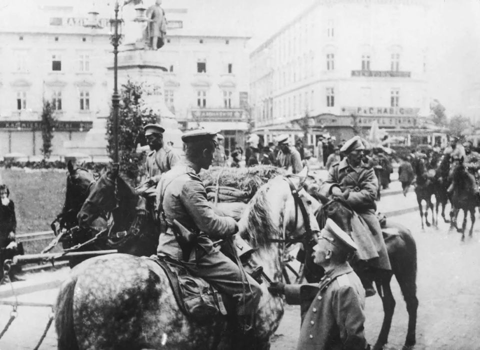 3 сентября 1914 года Русская Императорская армия вошла в захудалый провинциальный городишко Лемберг, считавшийся столицей коронного края Галиции, и подарила ему возможность называть себя Львовом 3 сентября 1914 года Русская Императорская армия вошла в захудалый провинциальный городишко Лемберг, считавшийся столицей коронного края Галиции, и подарила ему возможность называть себя Львовом