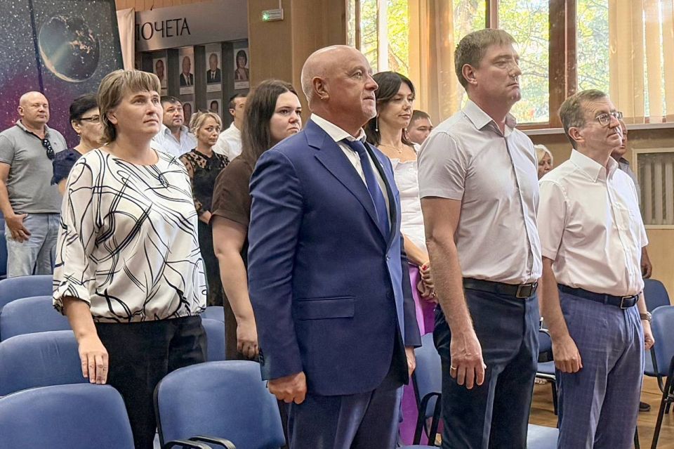 Валерий Коваленко поздравил коллектив «Крымгазсети» с профессиональным праздником Валерий Коваленко поздравил коллектив «Крымгазсети» с профессиональным праздником