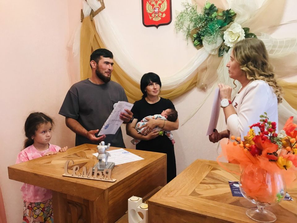 Отделы ЗАГС Крыма продолжают проводить душевные, торжественные мероприятия, посвящённые юбилейным регистрациям самых значимых жизненных событий - рождений и браков. Отделы ЗАГС Крыма продолжают проводить душевные, торжественные мероприятия, посвящённые юбилейным регистрациям самых значимых жизненных событий - рождений и браков.
