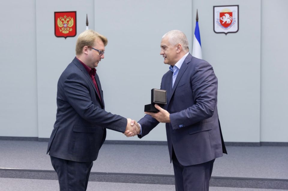 В Крыму отметили вклад работников нефтегазовой отрасли в развитие региона В Крыму отметили вклад работников нефтегазовой отрасли в развитие региона
