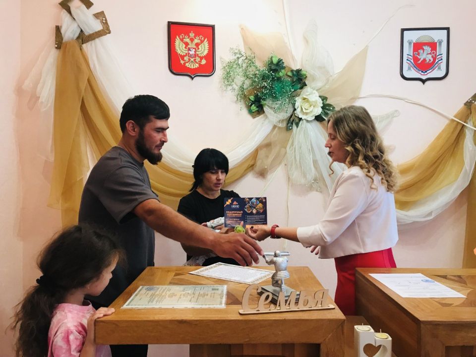 Отделы ЗАГС Крыма продолжают проводить душевные, торжественные мероприятия, посвящённые юбилейным регистрациям самых значимых жизненных событий - рождений и браков. Отделы ЗАГС Крыма продолжают проводить душевные, торжественные мероприятия, посвящённые юбилейным регистрациям самых значимых жизненных событий - рождений и браков.