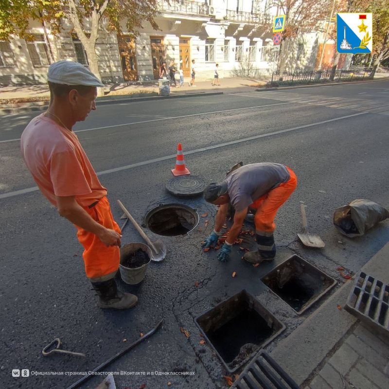 Готовим ливневки к осени. Специалисты «Водоканала» на улице Ленина очищают ливневые решетки, убирают мусор, проверяют состояние лотков и коллекторов, чтобы система работала максимально эффективно