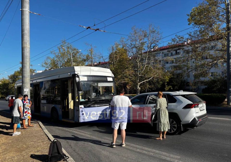Машина без водителя въехала в троллейбус на остановке Машина без водителя въехала в троллейбус на остановке