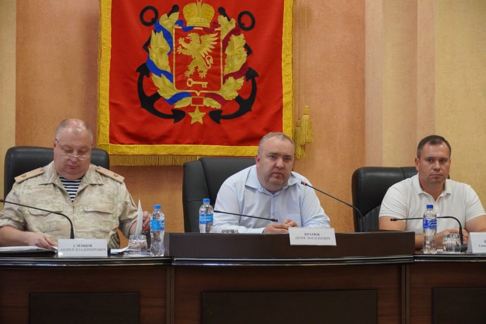 Министр сельского хозяйства Республики Крым Денис Кратюк и глава администрации Керчи Олег Каторгин провели встречу с субъектами хозяйствования, занимающимися добычей водных биоресурсов в прибрежной полосе Керченского пролива Министр сельского хозяйства Республики Крым Денис Кратюк и глава администрации Керчи Олег Каторгин провели встречу с субъектами хозяйствования, занимающимися добычей водных биоресурсов в прибрежной полосе Керченского пролива