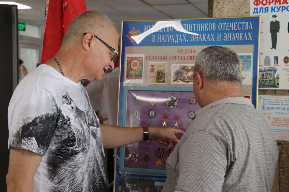 В Керчи стартовал патриотический марафон коллекционеров «Мужество защитников Отечества в наградах, знаках и значках», посвящённый 80-летию Победы в Великой Отечественной войне и окончания Второй мировой войны В Керчи стартовал патриотический марафон коллекционеров «Мужество защитников Отечества в наградах, знаках и значках», посвящённый 80-летию Победы в Великой Отечественной войне и окончания Второй мировой войны