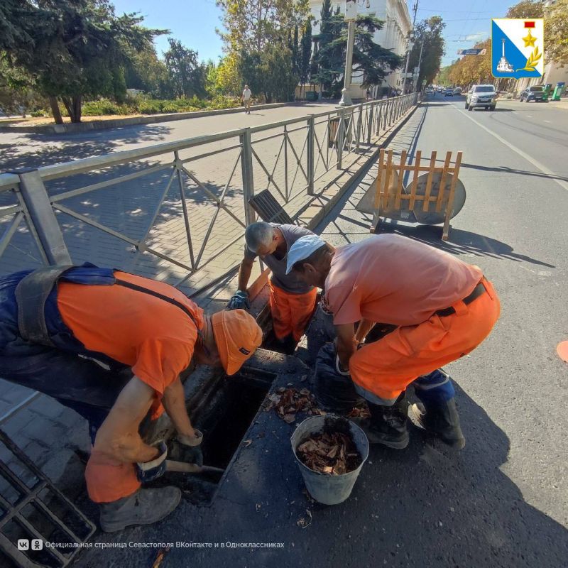 Готовим ливневки к осени. Специалисты «Водоканала» на улице Ленина очищают ливневые решетки, убирают мусор, проверяют состояние лотков и коллекторов, чтобы система работала максимально эффективно Готовим ливневки к осени. Специалисты «Водоканала» на улице Ленина очищают ливневые решетки, убирают мусор, проверяют состояние лотков и коллекторов, чтобы система работала максимально эффективно