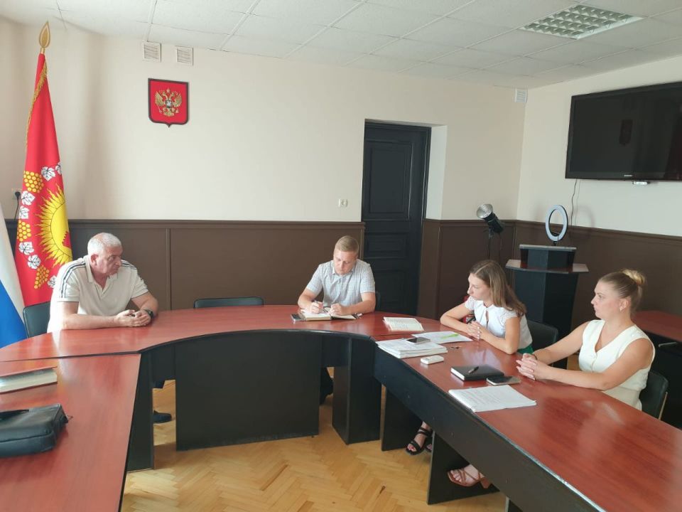 Заместитель председателя Государственного комитета по делам межнациональных отношений Республики Крым Рефат Дердаров осмотрел строительство 72-х квартирного дома в городе Судаке для граждан из числа реабилитированных народов... Заместитель председателя Государственного комитета по делам межнациональных отношений Республики Крым Рефат Дердаров осмотрел строительство 72-х квартирного дома в городе Судаке для граждан из числа реабилитированных народов...