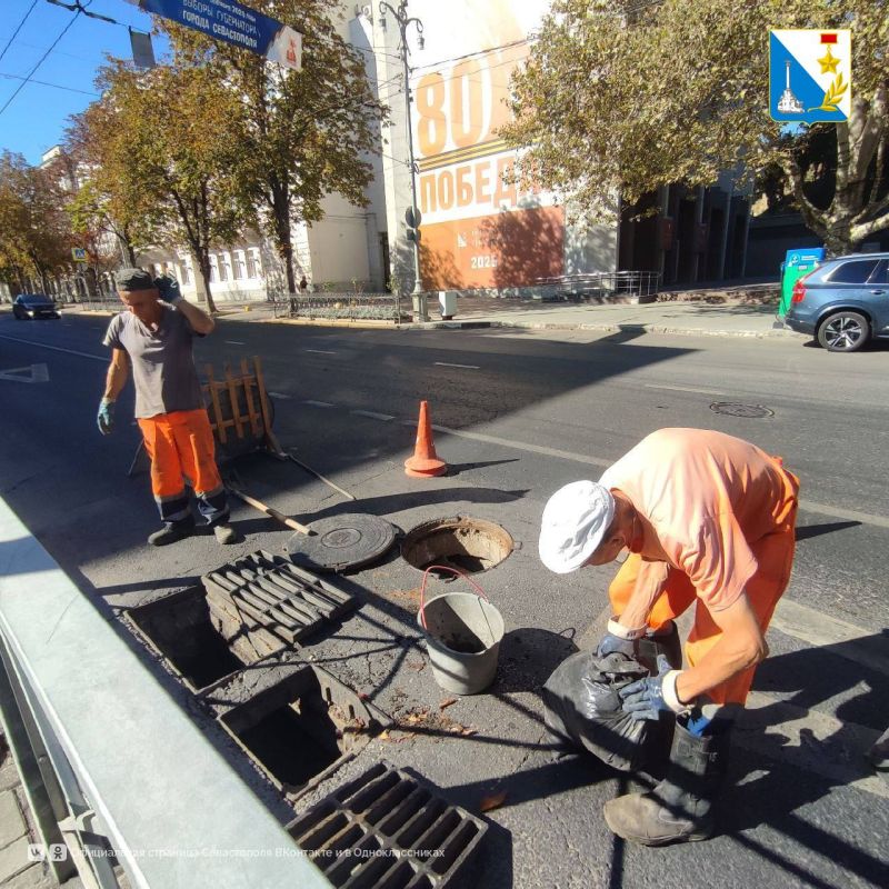 Готовим ливневки к осени. Специалисты «Водоканала» на улице Ленина очищают ливневые решетки, убирают мусор, проверяют состояние лотков и коллекторов, чтобы система работала максимально эффективно Готовим ливневки к осени. Специалисты «Водоканала» на улице Ленина очищают ливневые решетки, убирают мусор, проверяют состояние лотков и коллекторов, чтобы система работала максимально эффективно