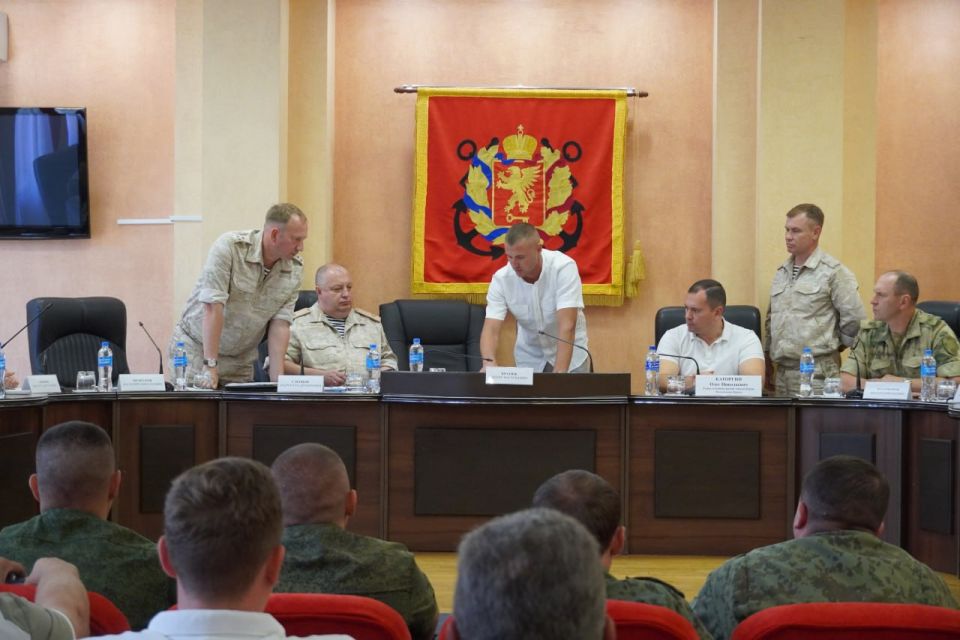 Министр сельского хозяйства Республики Крым Денис Кратюк и глава администрации Керчи Олег Каторгин провели встречу с субъектами хозяйствования, занимающимися добычей водных биоресурсов в прибрежной полосе Керченского пролива Министр сельского хозяйства Республики Крым Денис Кратюк и глава администрации Керчи Олег Каторгин провели встречу с субъектами хозяйствования, занимающимися добычей водных биоресурсов в прибрежной полосе Керченского пролива