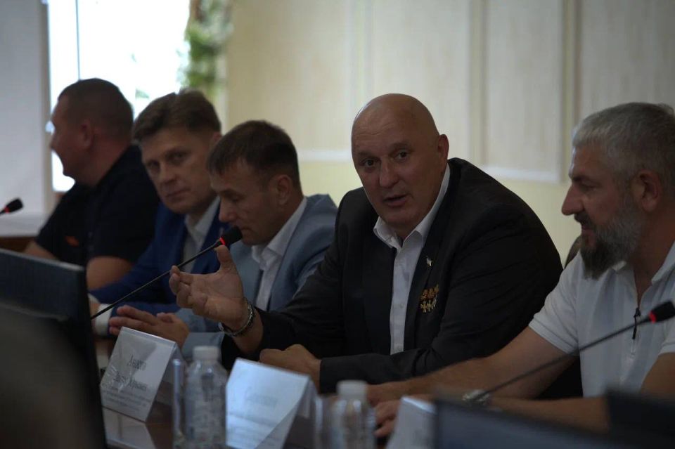 Альберт Куршутов: На встрече победителей отбора региональной кадровой программы "Герои Крыма" с организаторами и членами Общественного совета программы обсудили дальнейшие планы по профессиональной подготовке и... Альберт Куршутов: На встрече победителей отбора региональной кадровой программы "Герои Крыма" с организаторами и членами Общественного совета программы обсудили дальнейшие планы по профессиональной подготовке и...